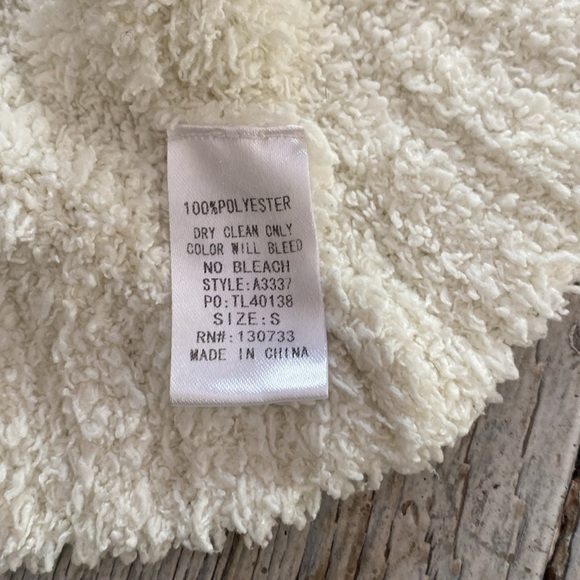 Lightweight and snuggly umgee USA sweater with two pockets & one snap - Picture 4 of 5